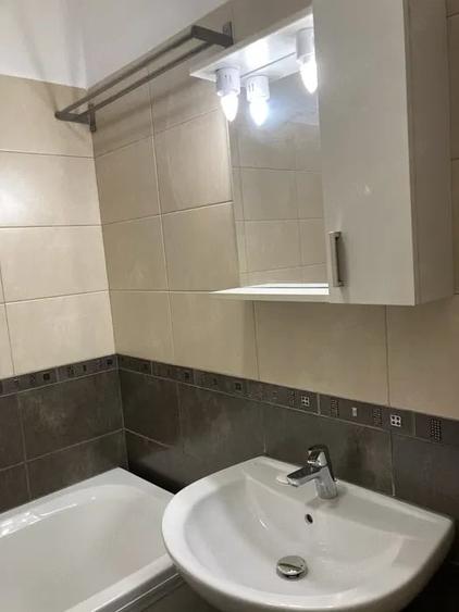 Garsonieră decomandată în Titan