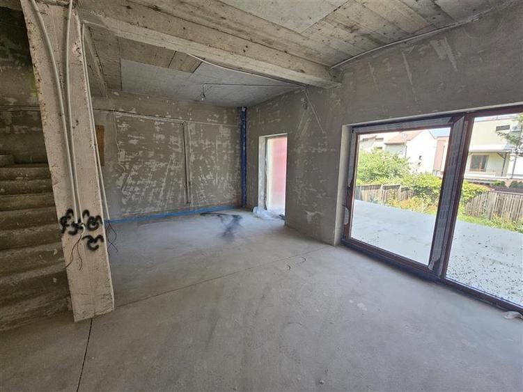 Duplex cu 10 camere cu Garaj în Bună Ziua