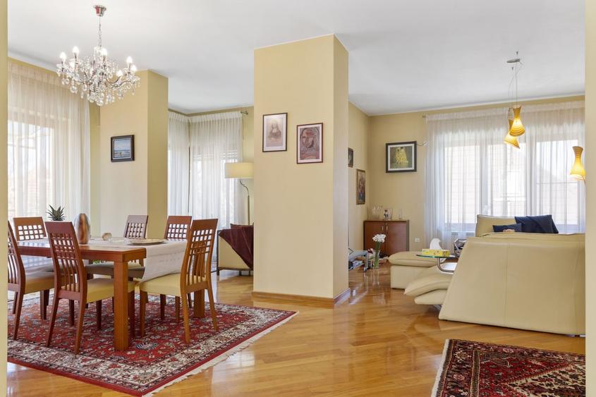 Apartament cu 8 camere semidecomandat, mobilat în Capitale