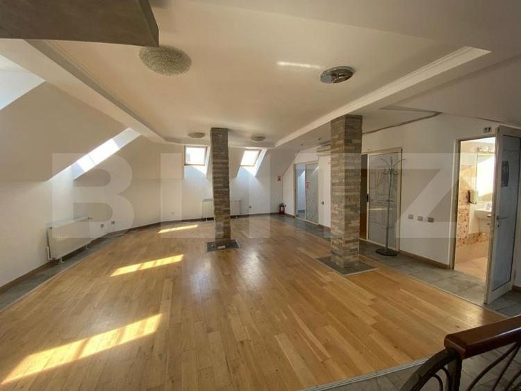 Casă individuală cu 8 camere cu Teren 50 Mp în Central