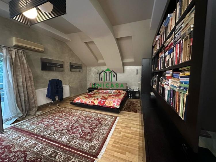Casă individuală cu 10 camere cu Canalizare în Bujoreni