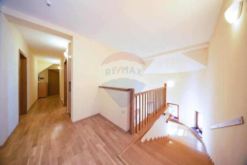 Casă individuală cu 8 camere cu Teren 2992 Mp în Moieciu