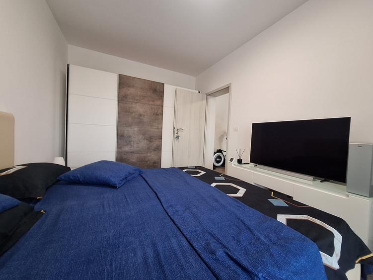 Apartament cu 3 camere semidecomandat, mobilat în Buziașului