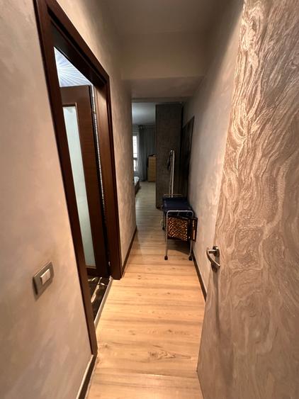 Apartament cu 3 camere semidecomandat în Herăstrău