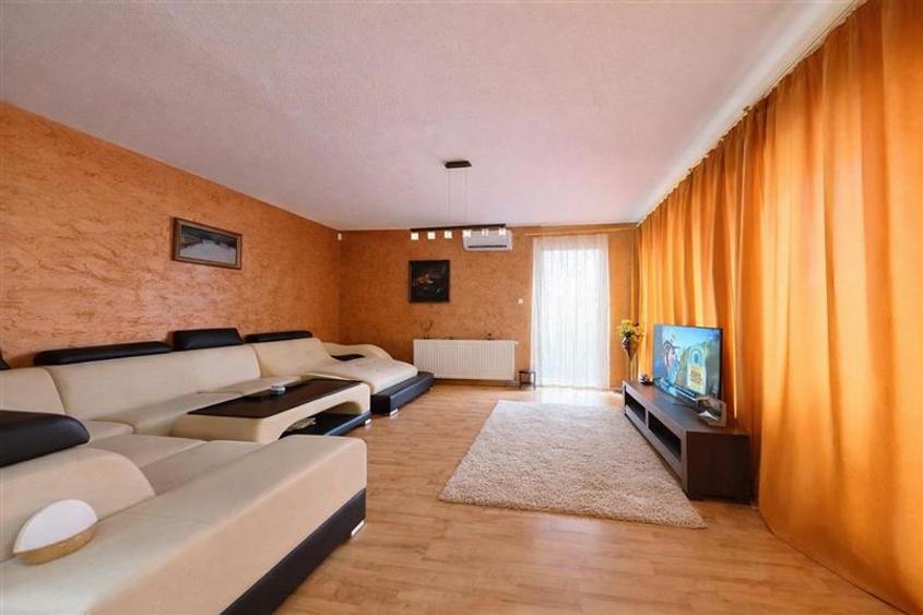Casă individuală cu 8 camere cu Canalizare în Livezeni