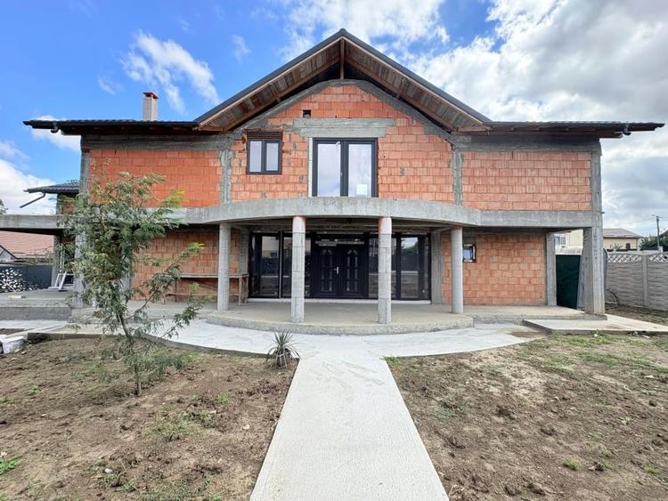 Casă individuală cu 6 camere cu Canalizare în Valu lui Traian
