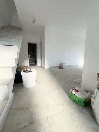 Casă cu 5 camere cu Teren 653 Mp în Giarmata