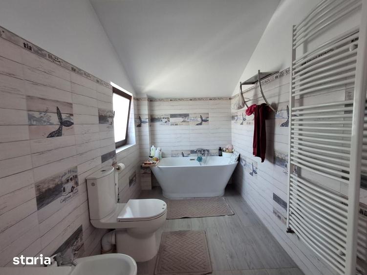 Casă cu 5 camere cu Teren 660 Mp în Bucium