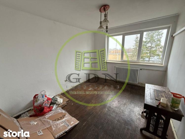 Apartament cu 3 camere semidecomandat în Rovine