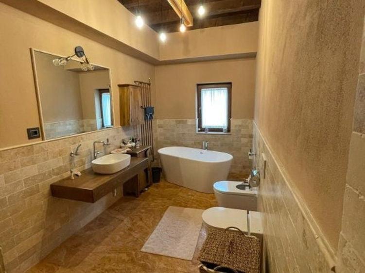 Casă individuală cu 6 camere cu Canalizare în Tineretului