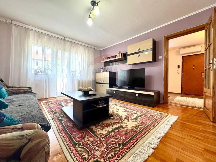Apartament cu 3 camere decomandat, mobilat în Central