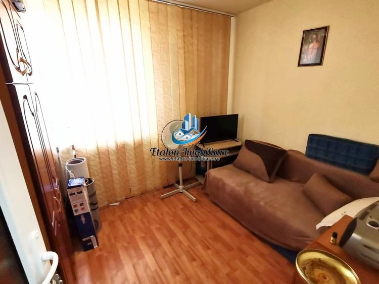 Apartament cu 3 camere semidecomandat în Mărăței