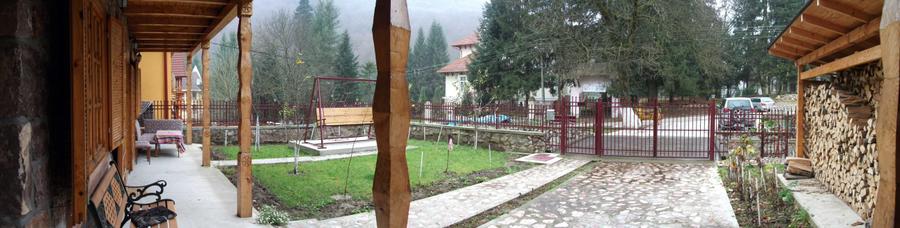 Casă cu 4 camere semidecomandat în Moneasa