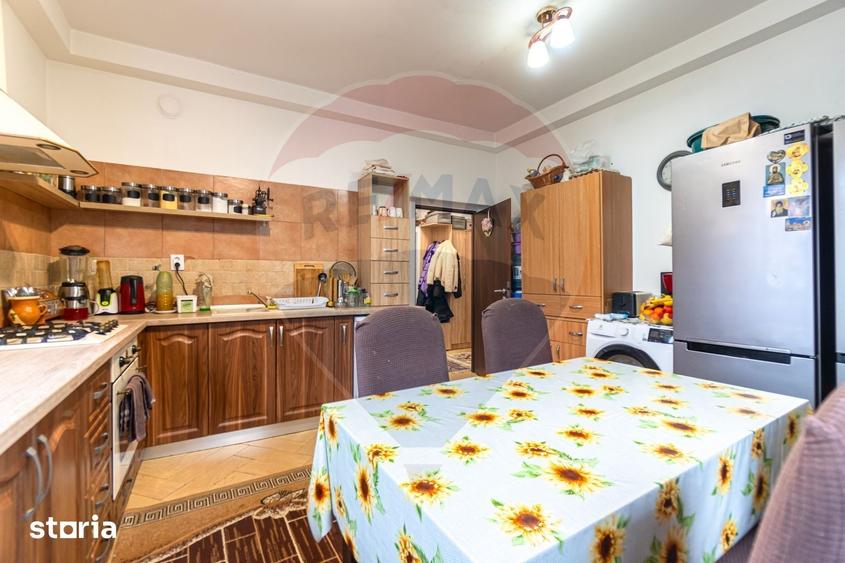 Casă cu 8 camere cu Teren 7150 Mp în Ozun