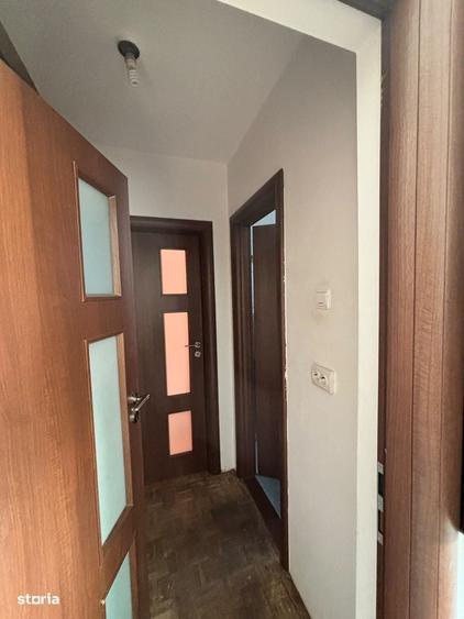 Apartament cu 3 camere semidecomandat în Tractorul