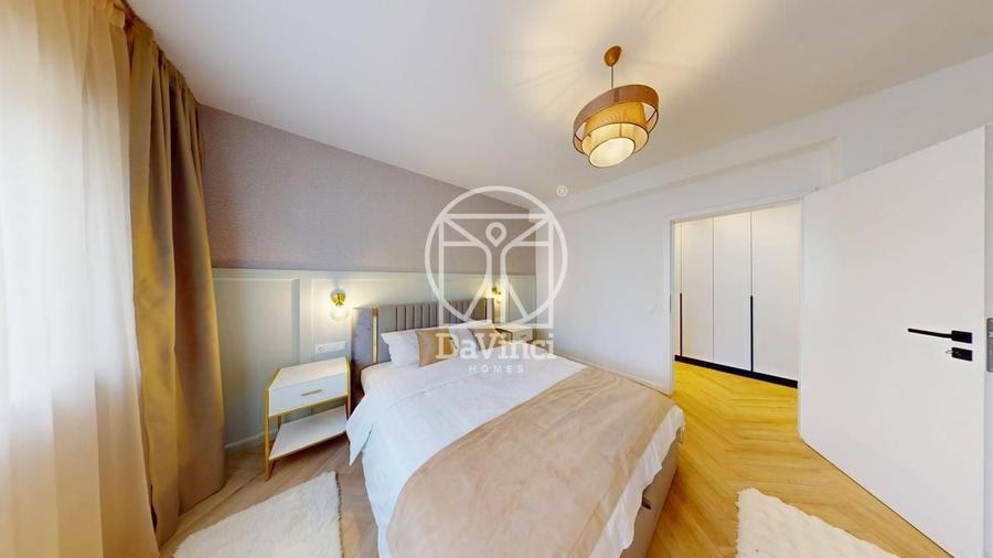 Apartament cu 5 camere semidecomandat, mobilat în Exterior Vest