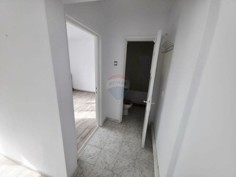 Apartament cu 3 camere semidecomandat, mobilat în Mărăței