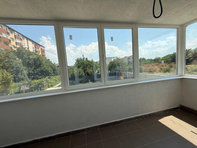 Apartament cu 3 camere semidecomandat în Apărătorii Patriei