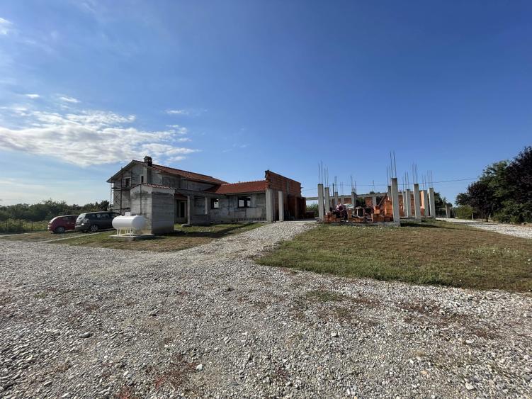 Casă individuală cu 10 camere cu Canalizare în Brâncoveni