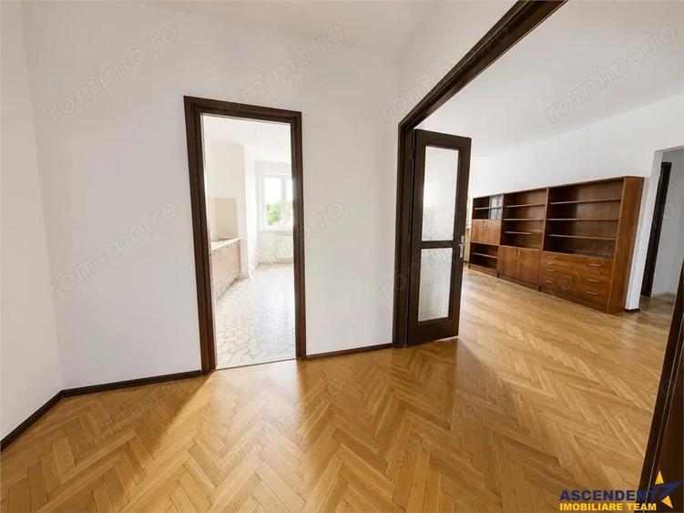 Apartament cu 6 camere decomandat în Central