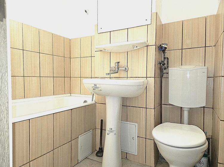 Apartament de vanzare cu 2 camere, semidecomandat, etaj intermediar, Cartier Aurel Vlaicu - zona Lebada Arad - 4