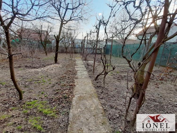 Casă individuală cu 9 camere cu Canalizare în Central