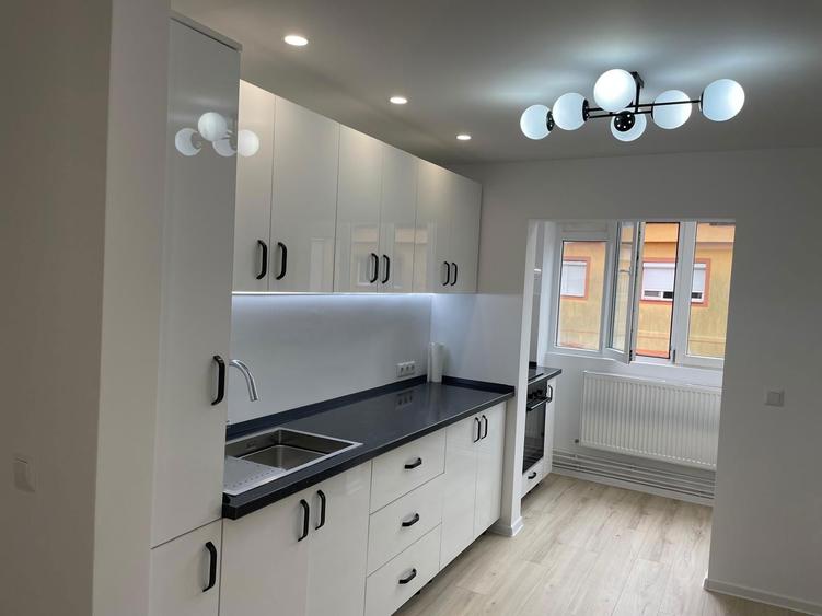 Apartament cu 2 camere decomandat, mobilat în Central