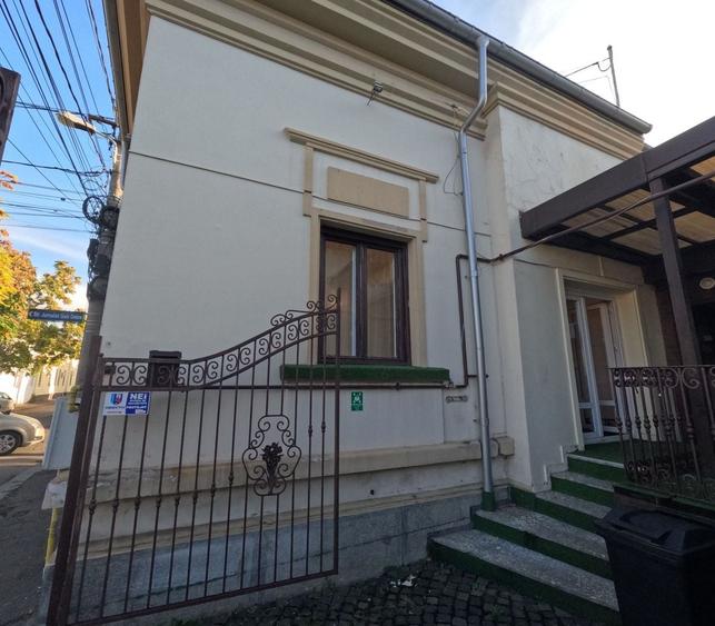 Casă individuală cu 6 camere cu Canalizare în Ultracentral
