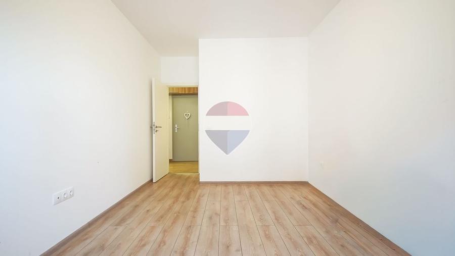 Apartament cu 3 camere decomandat în Tractorul