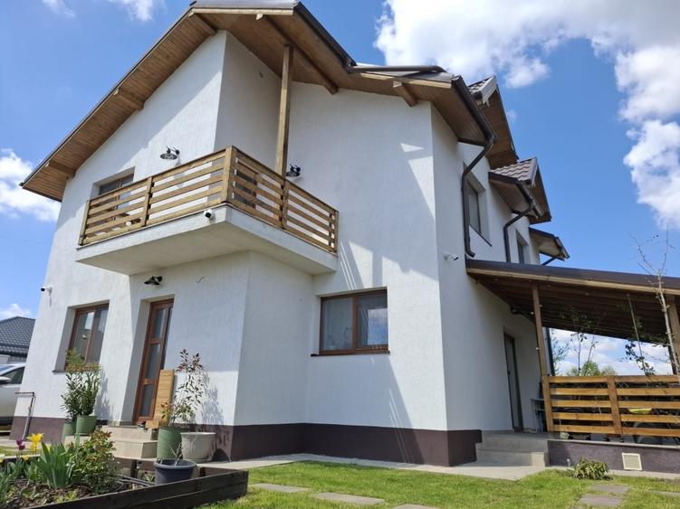 Casă individuală cu 4 camere cu Teren 425 Mp în Săbăreni