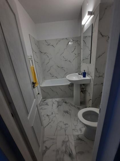 Apartament cu 3 camere decomandat în Exterior Vest