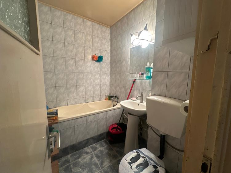 Apartament cu 3 camere semidecomandat în 1 Mai