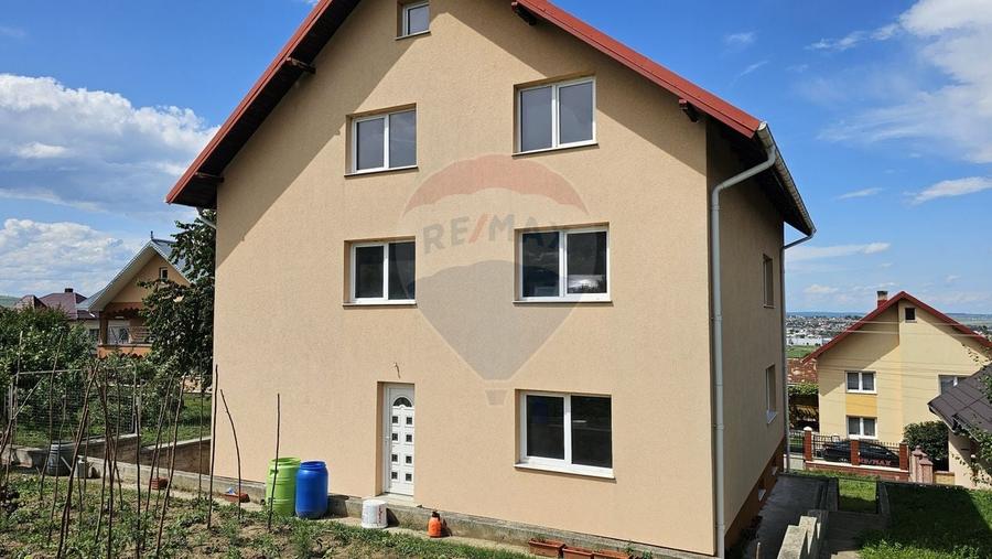 Casă individuală cu 12 camere cu Teren 724 Mp în Sfântu Ilie