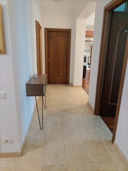 Apartament cu 3 camere semidecomandat în Bucureștii Noi