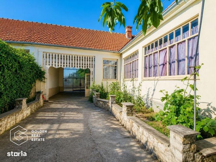 Casă cu 4 camere decomandat cu Teren 420 Mp în Central