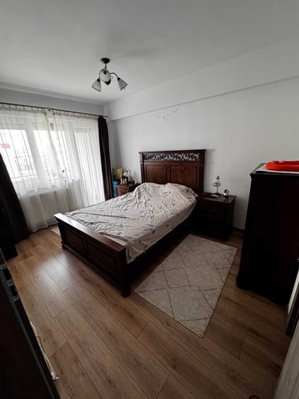 Apartament cu 3 camere decomandat în Roșu