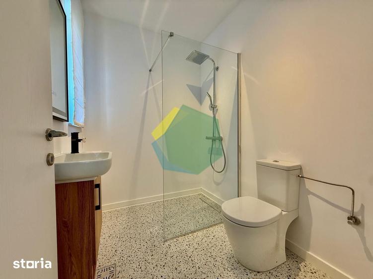 Casă cu 9 camere cu Teren 400 Mp în Corbeanca