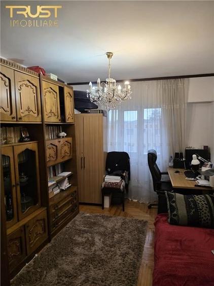Apartament cu 4 camere decomandat în Central