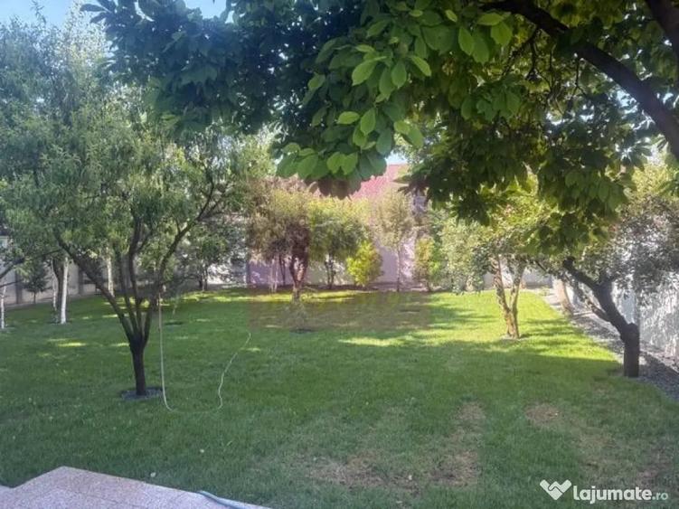 Casă cu 10 camere cu Teren 1700 Mp în Sud