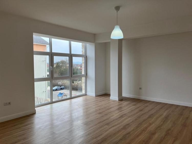 Apartament cu 3 camere decomandat în Exterior Vest