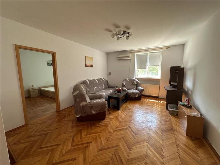 Apartament cu 3 camere semidecomandat, mobilat în Luncă