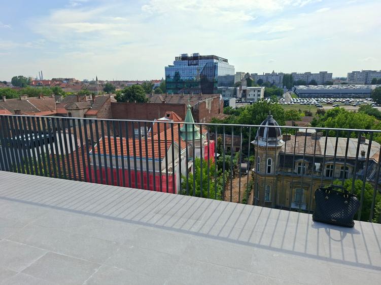 Birou, de 153 mp, în Central