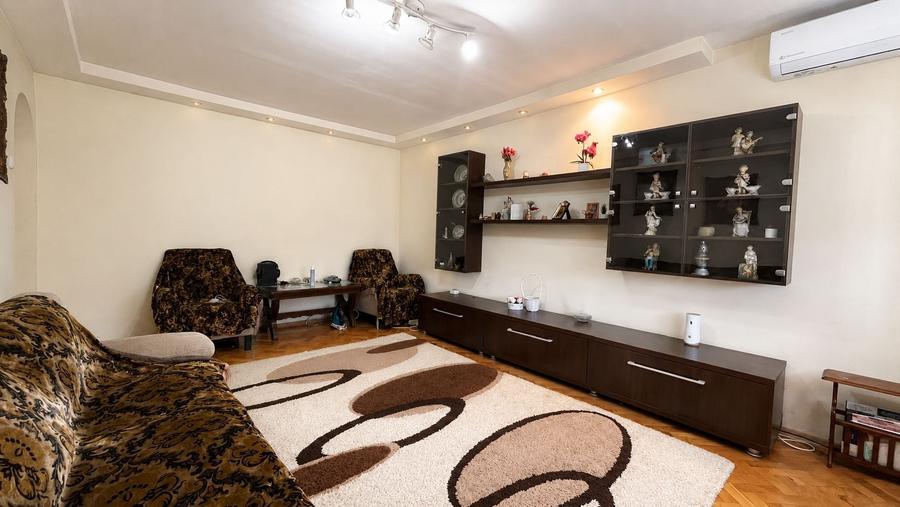Apartament cu 3 camere decomandat, mobilat în Soarelui