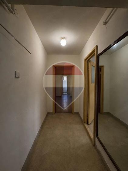 Apartament cu 3 camere semidecomandat în Sud