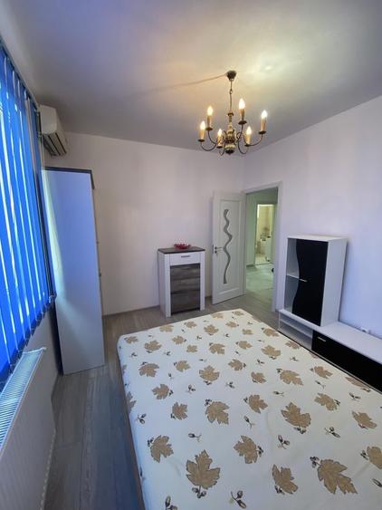 Apartament cu 3 camere semidecomandat în Dâmbul Rotund