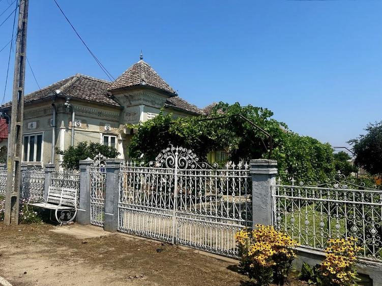 Casă cu 4 camere în Ciupercenii Vechi