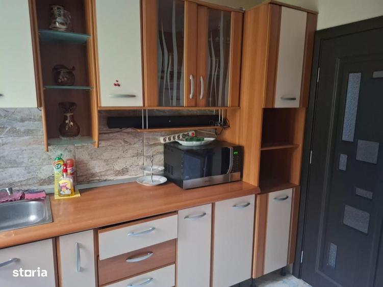 Apartament cu 3 camere semidecomandat în Podul de Piatră
