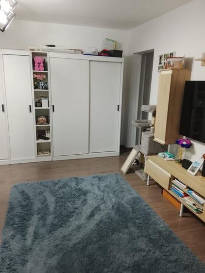 Apartament cu 3 camere semidecomandat în Pajura