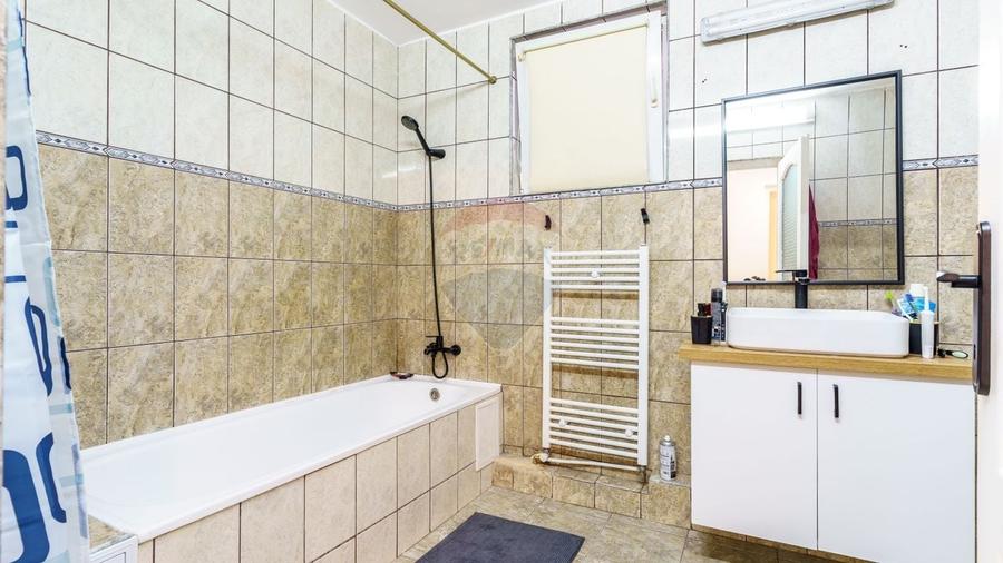 Casă individuală cu 13 camere cu Teren 607 Mp în Mărăști