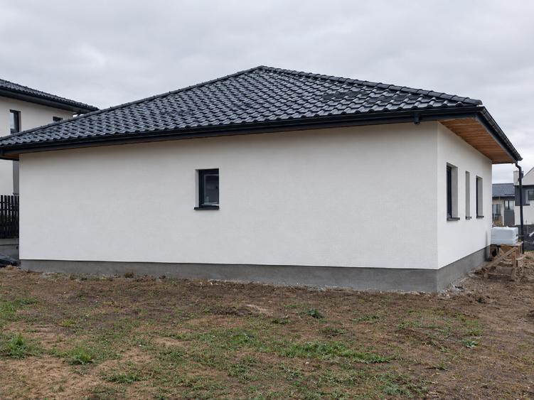 Casă individuală cu 4 camere cu Canalizare în Miroslava